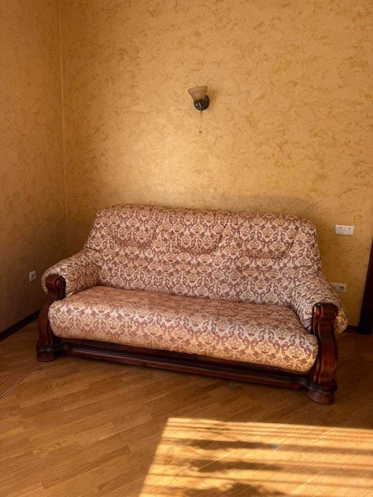 Диван, два крісла, підставка під телевізор, шкаф-вітрина 2шт. Б\У
