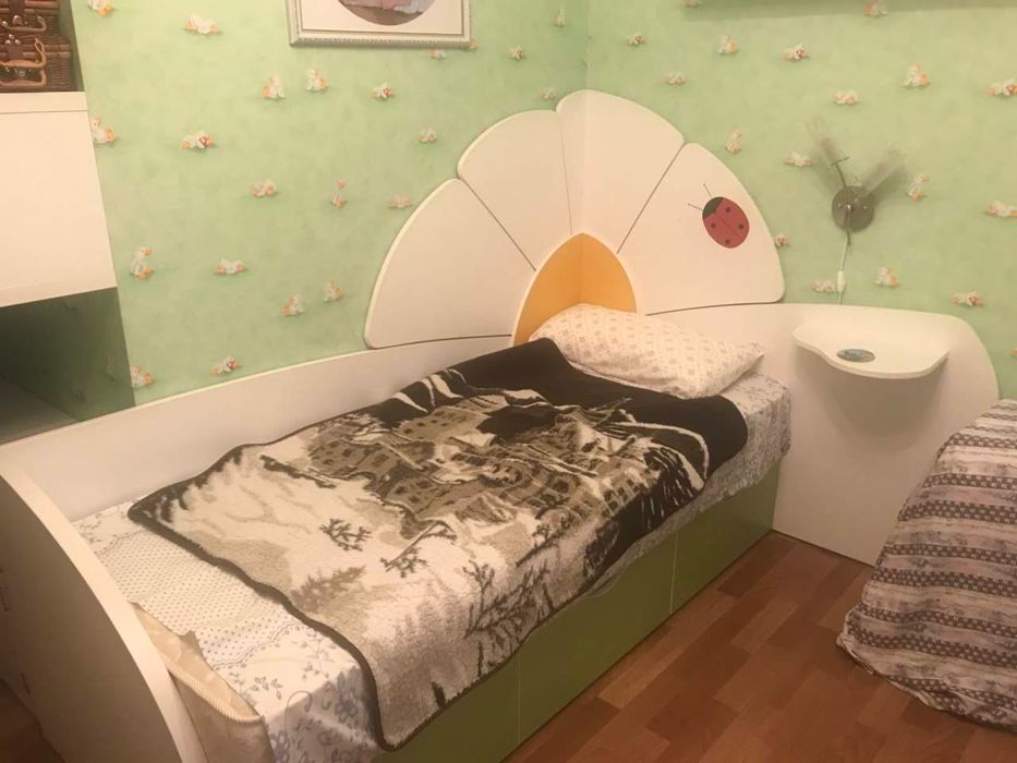 меблі в дитячу кімнату: кровать ,стіл, полиця.