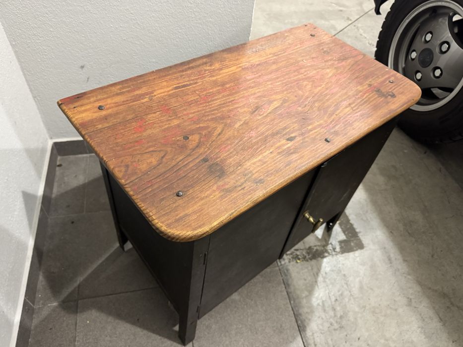 Movel feito de salamandra antiga