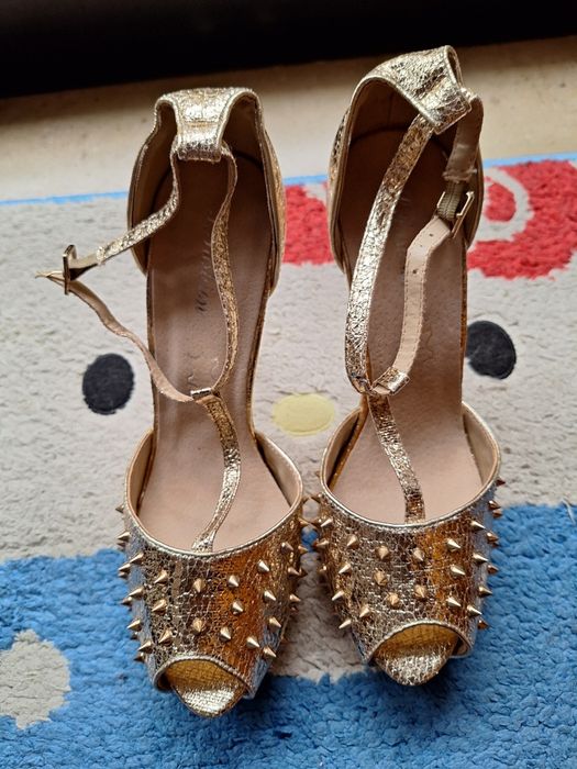 Sandálias Douradas com picos T: 40