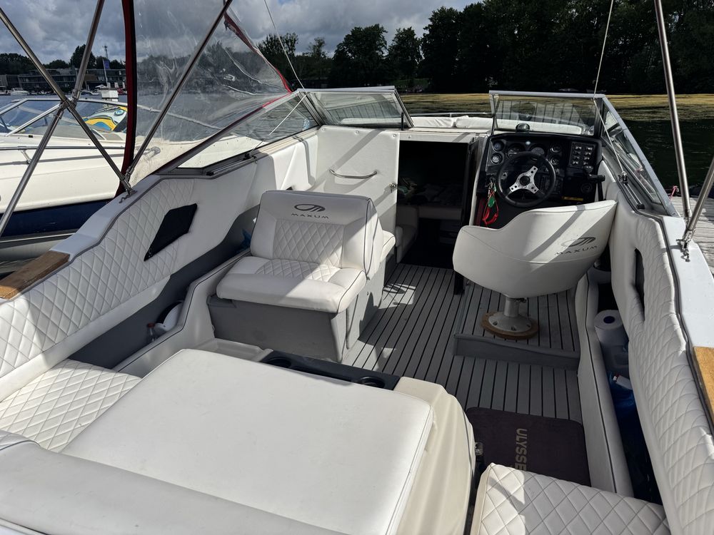 Maxum 2300 V8 7.4 330HP - świeży lakier, odniowiona tapicerka