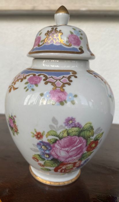 Peça Limojes intacta para decoração requintada