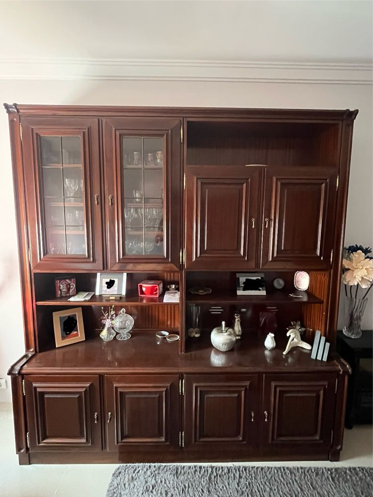 Móvel vitrine mogno (excelente arrumação)