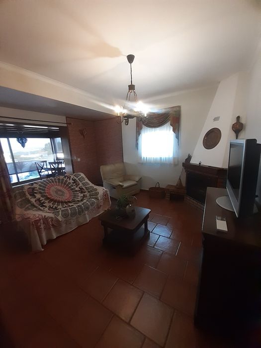 Arrenda-se T2 c/terraço e lugar de garagem