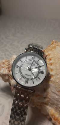 Srebrny zegarek na łańcuszku perłowy blat