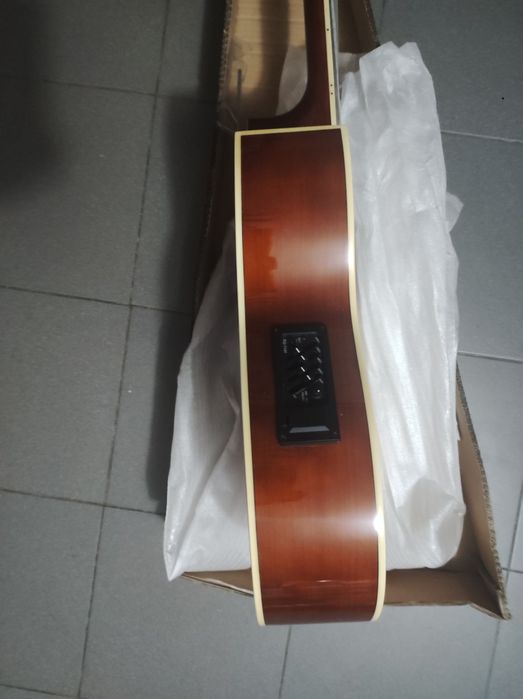 Set de guitarra eletroacústica com duplo cutaway