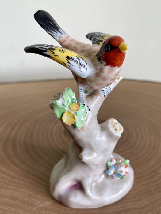Figura porcelana Artibus Ave Passarinho Pintasilgo Biscuit