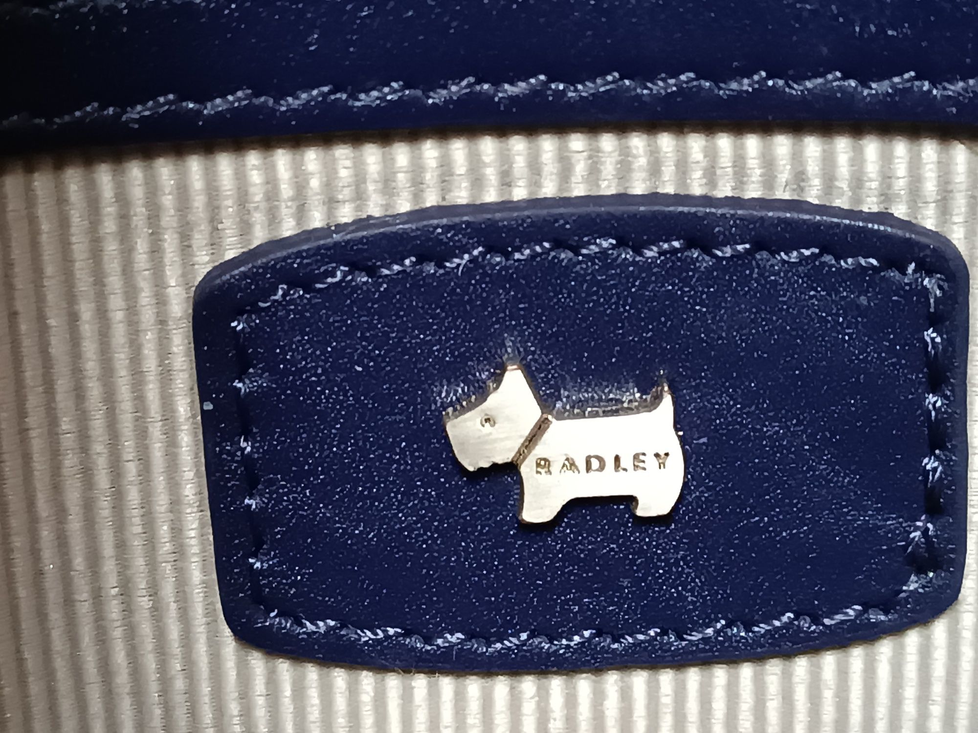 Сумка синяя от бренда Radley London