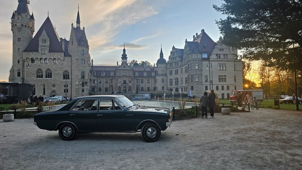 Zabytkowy Opel Rekord do ślubu.