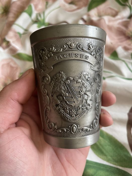 7 starych kubków z cyny