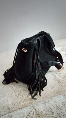 Czarna torebka zamszowa Reserved ze skóry naturalnej