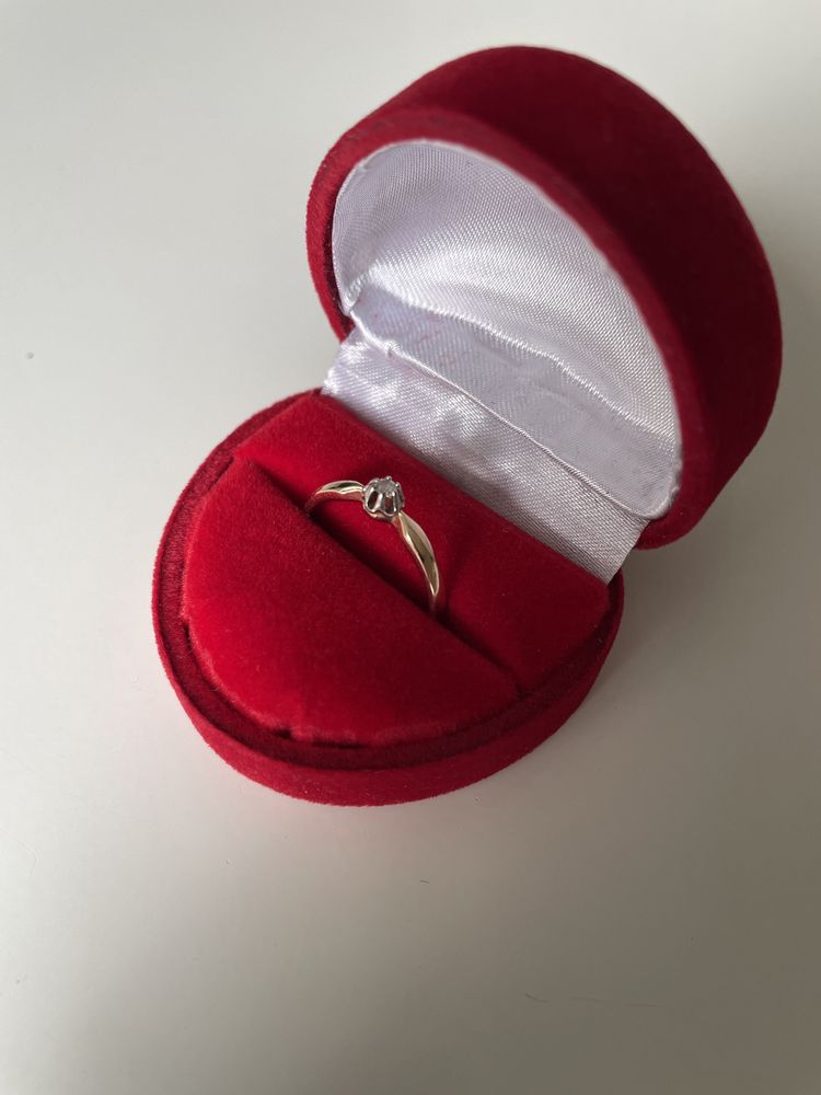 Złoty pierścionek zaręczynowy z diamentem próba 585, waga 1,8g, roz.14