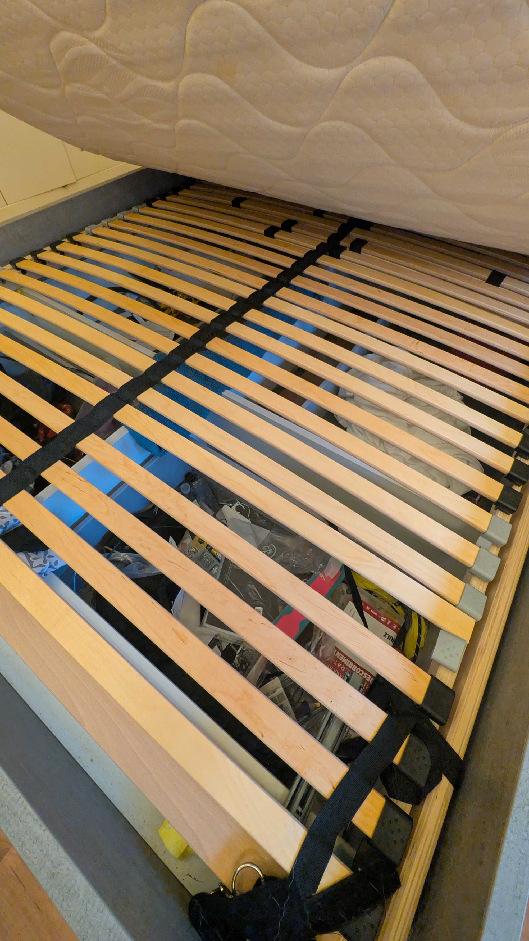 Cama com estrado de ripas