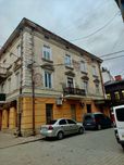 Продається 2-кімнатна квартира в самому центрі міста. Чортків