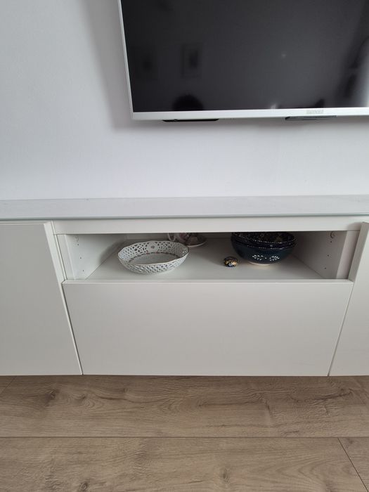 Szafka pod telewizor, powierzchnia lakierowana biały połysk.