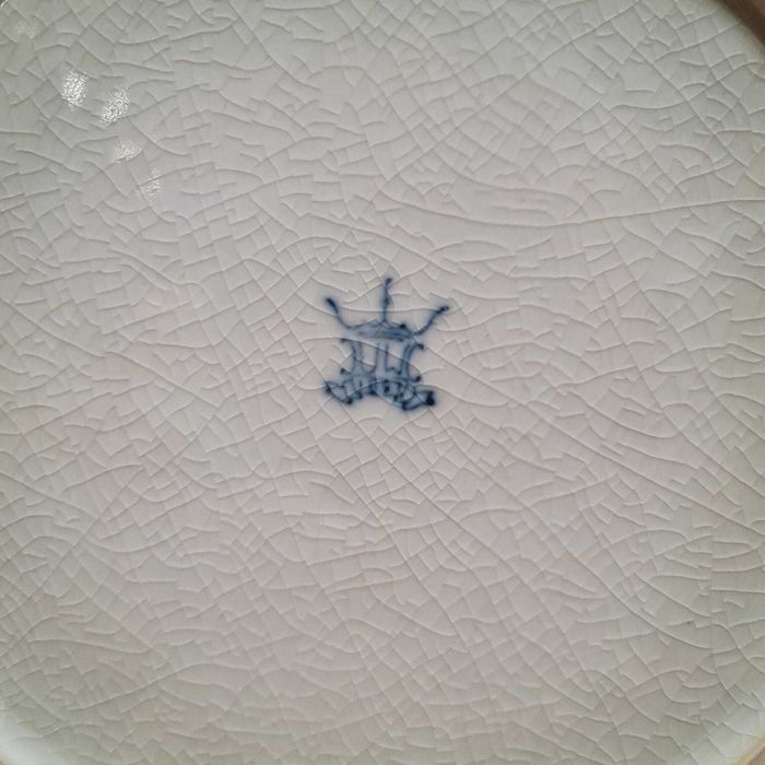 Prato Faiança Antigo – Decoração Heráldica Dourada e Azul-Cobalto