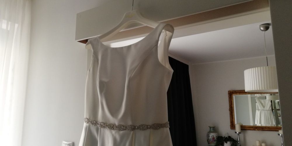 Klasyczna prosta suknia ślubna odkryte plecy off white z trenem 38/40