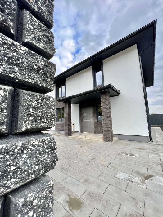 Продаж будинку  у передмісті Столиці, 10 хвилин їзди!