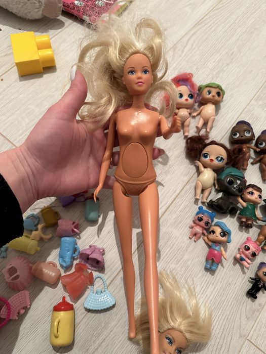 Лялька барбі також є шафа для ляльки барбі