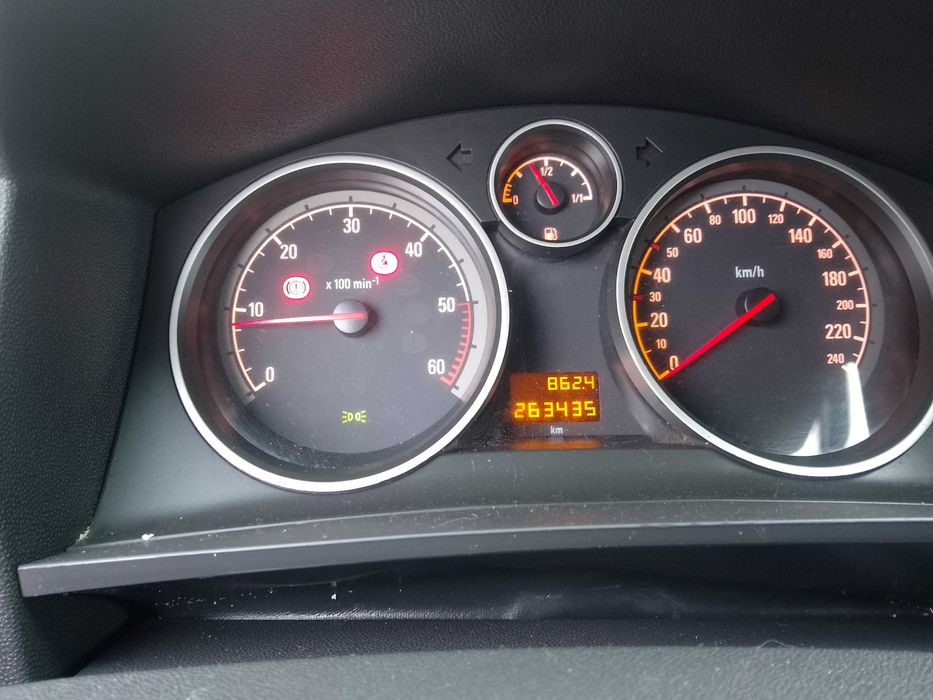 Машина Опель зефіра б