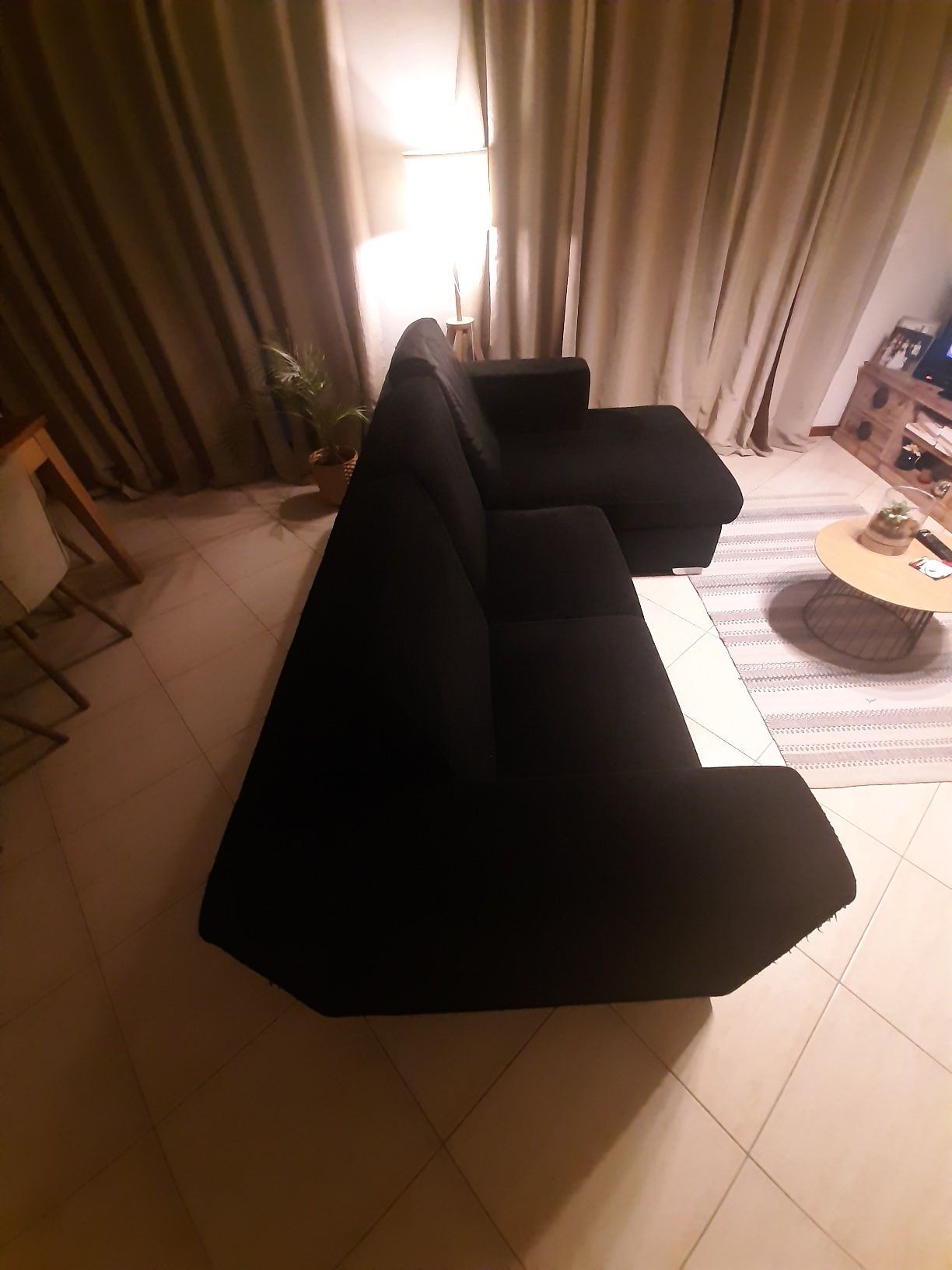 Sofa preto com chaise longue