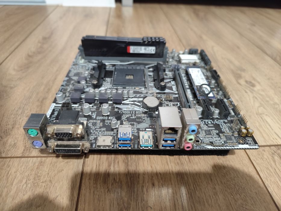 Płyta główna z ramem i dyskiem ssd