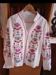 Camisas estampadas usadas como novas