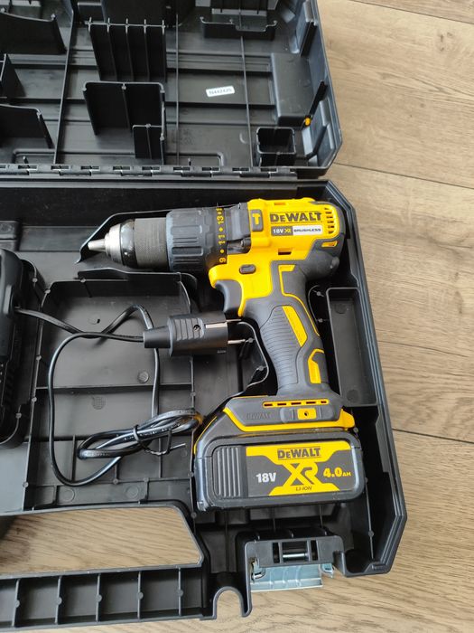 Wkrętarka udarowa DeWalt 18v+4ah, ładowarka, walizka