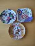 Conjunto de pratos decorativos.