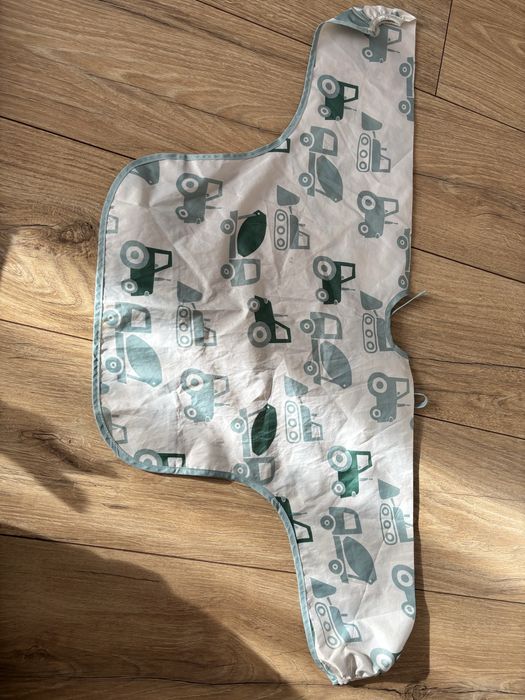 Śliniak z długim rękawkiem Babydream z traktorami