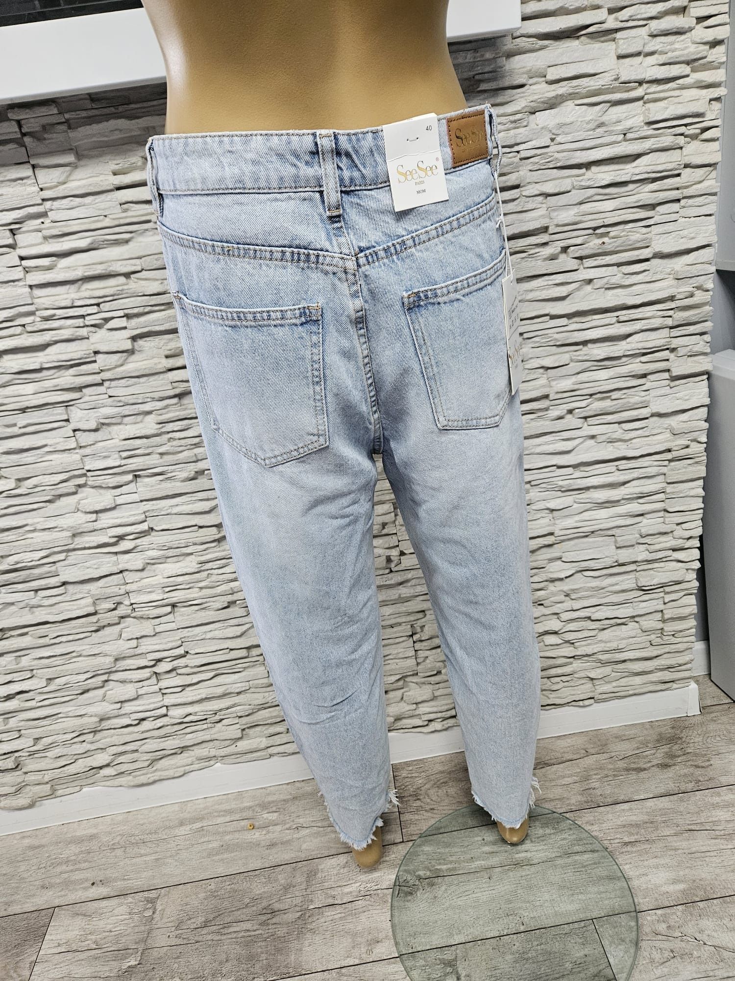 Nowe spodnie jeansowe premium SeeSee Parirs z rozdarciami rozm 40
Mark