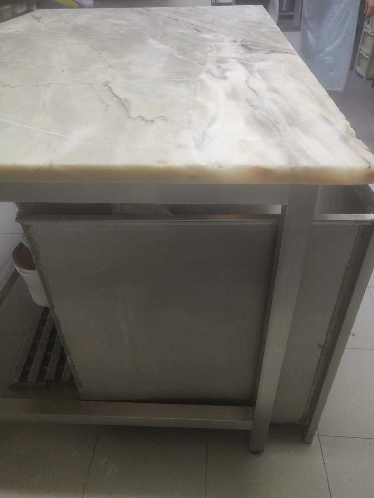 Vende-se mesa de trabalho c/2 gavetas pastelaria