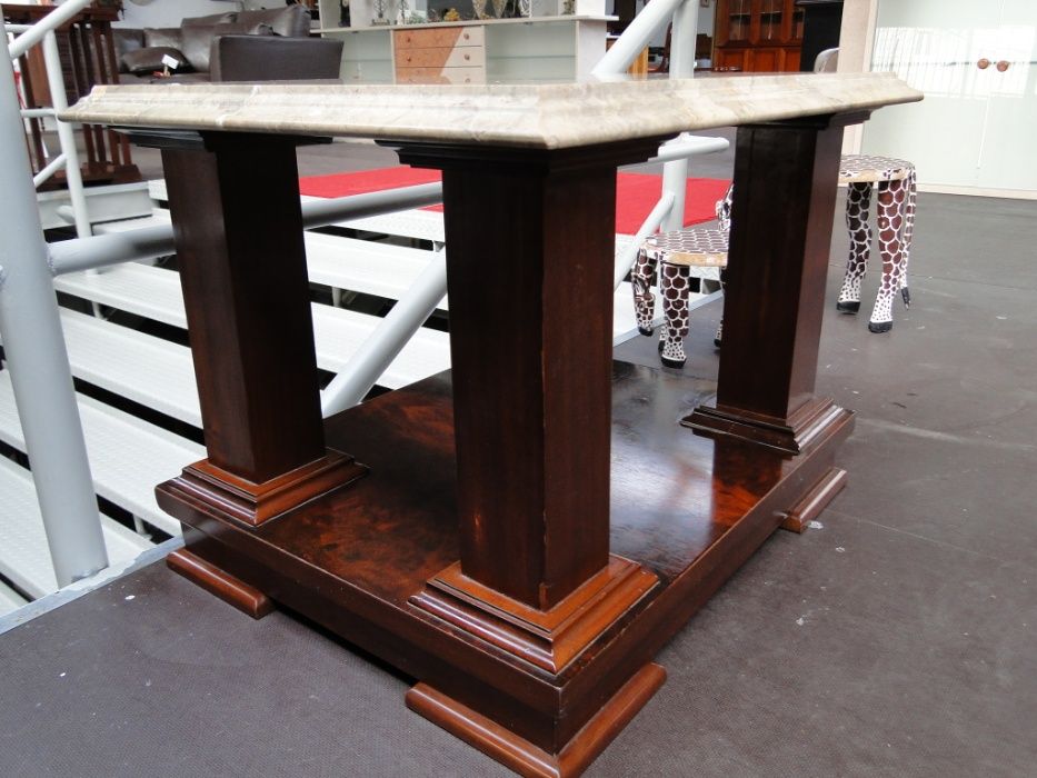 Pequena mesa de centro em madeira com tampo em pedra