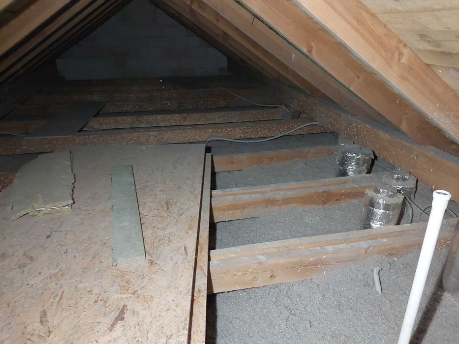 Ocieplenia poddaszy dachów celuloza, wełna drzewna, piana pur