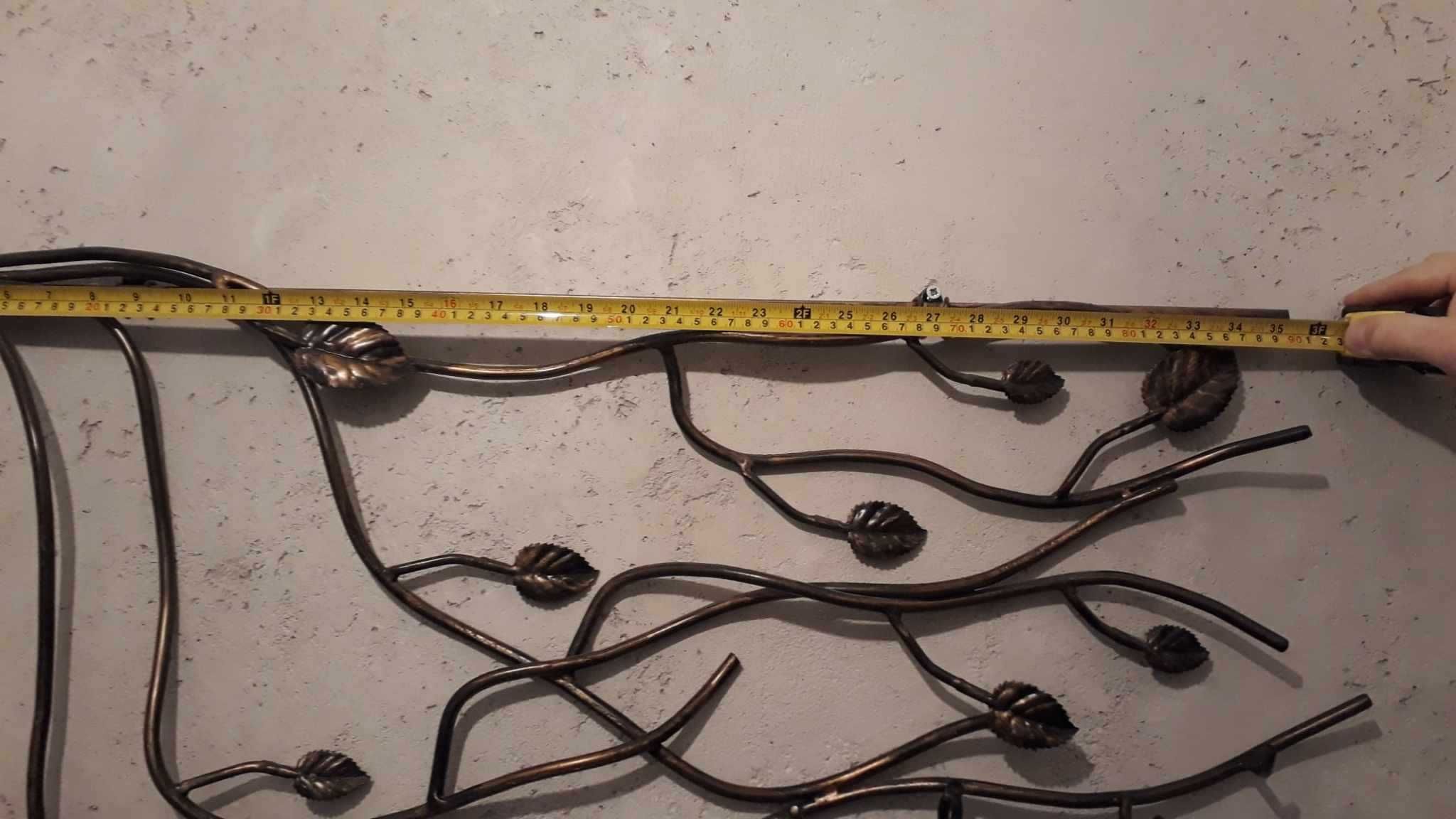 Wieszak na ubrania kuty, motyw roślinny, metaloplastyka