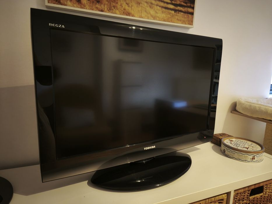 Televisor Toshiba 32 polegadas, em ótimo estado. Com comando original