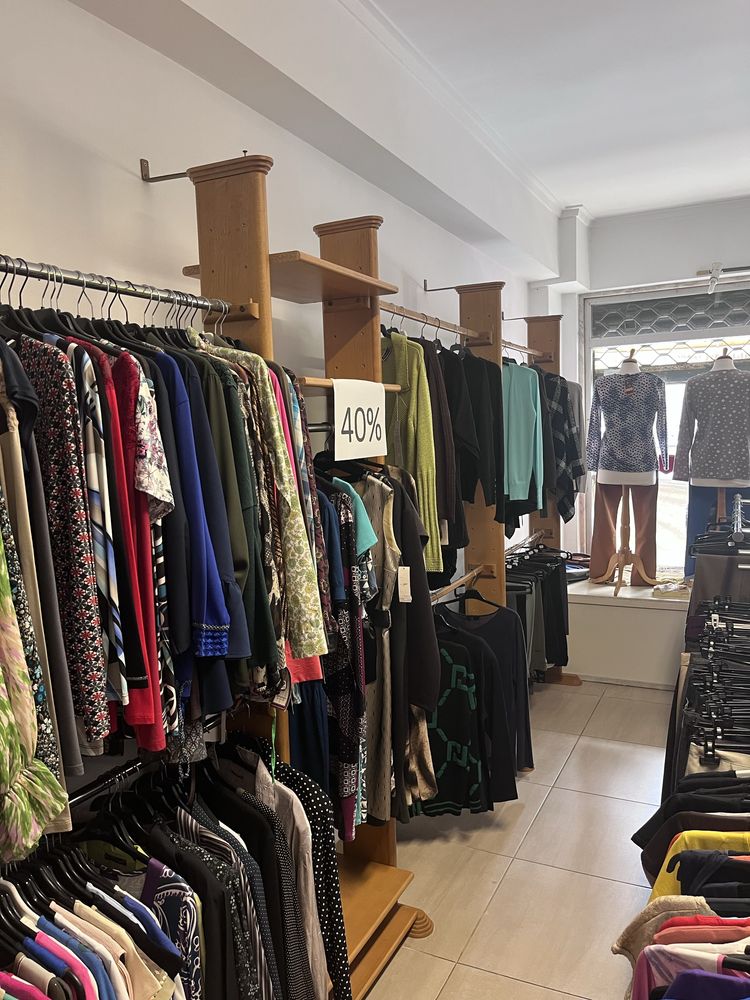Conjunto completo de mobiliário de loja de roupa - já desmontado.
