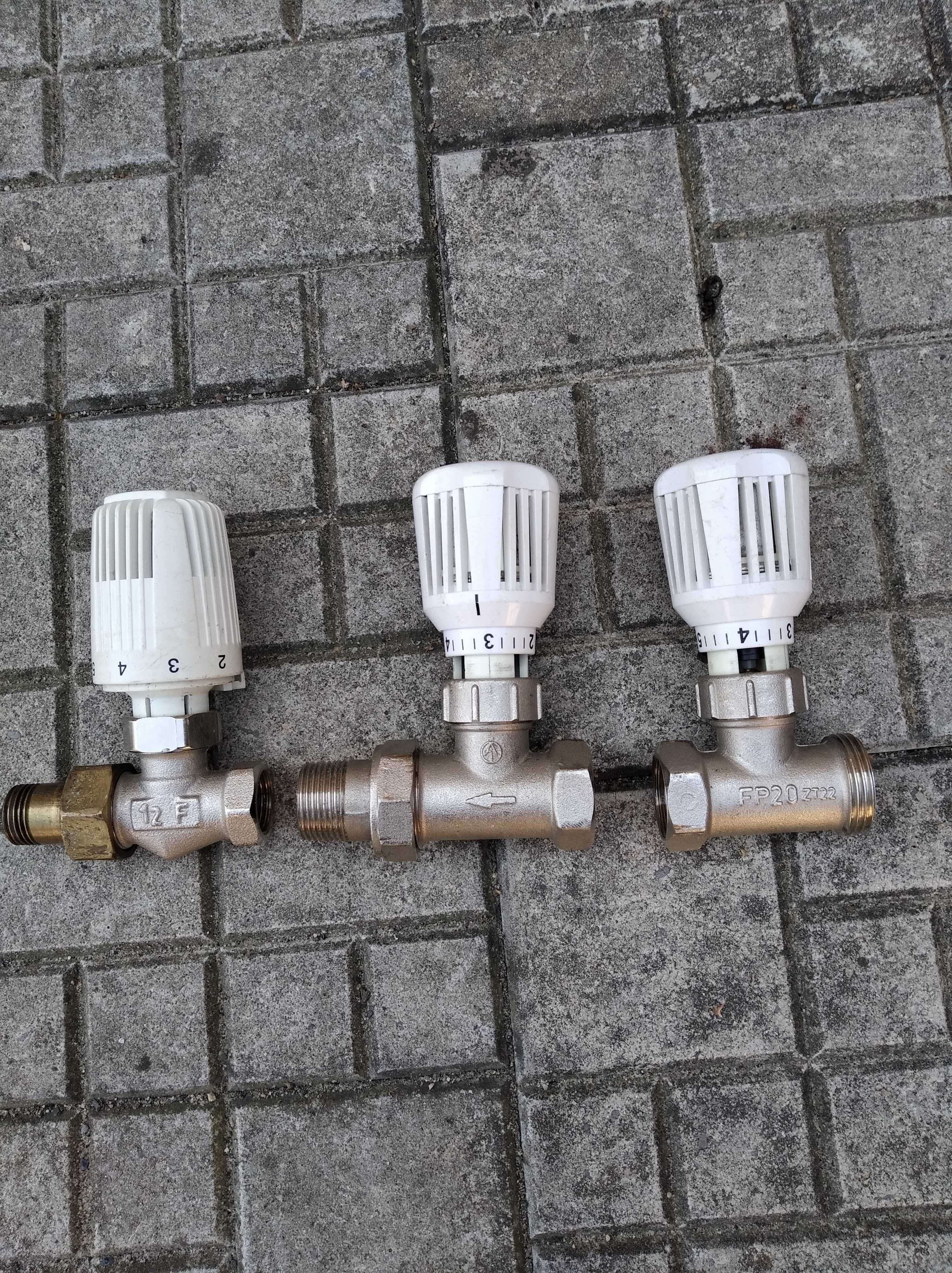 Zawory do grzejników CO termostatyczne 3 sztuki