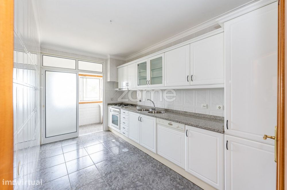 Apartamento T2 com Varanda e Garagem, em Vilar do Paraíso