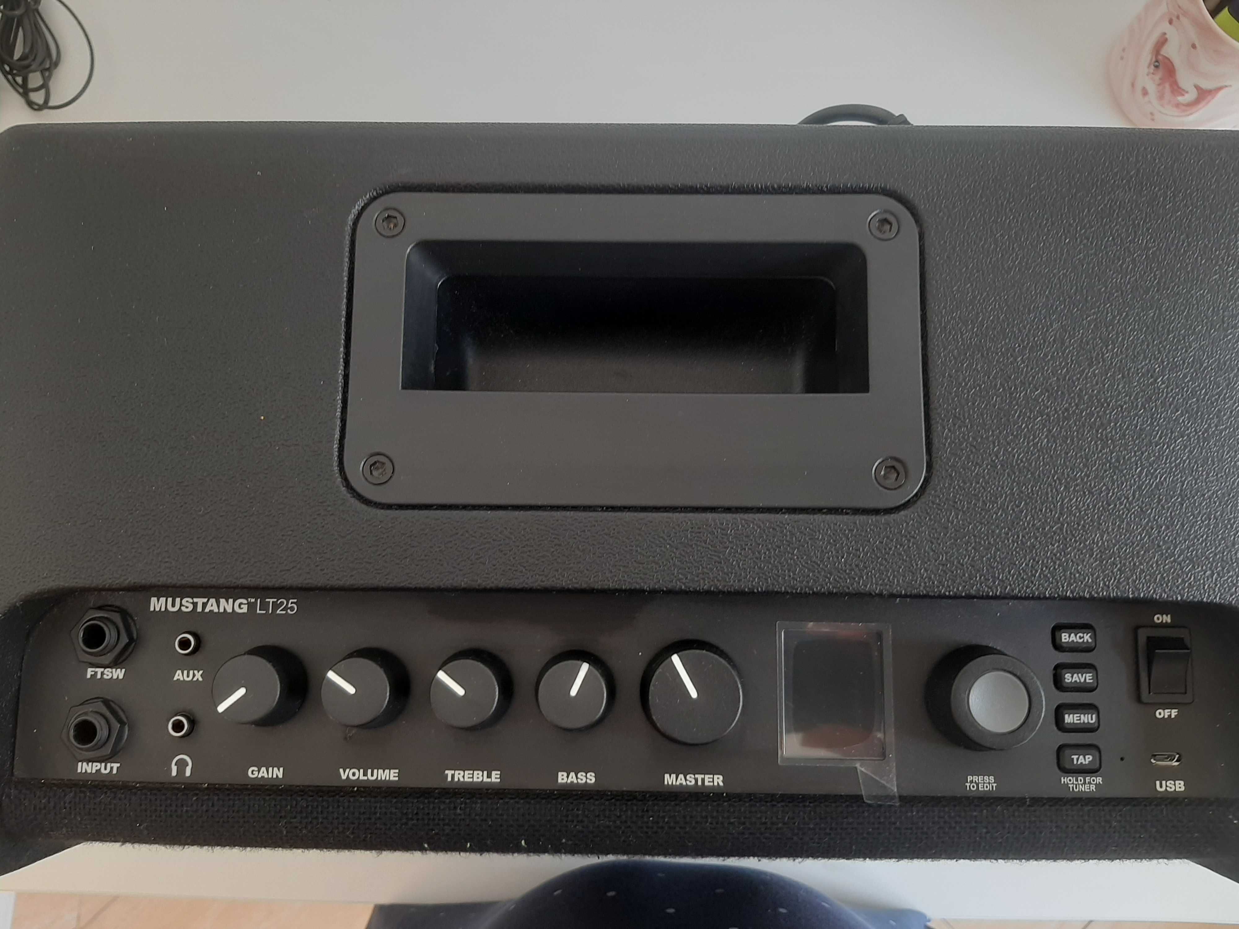 Guitarra Fender versão comemorativa dos 40 anos com amplificador