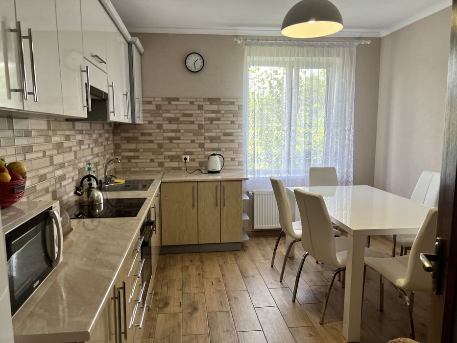 Продам чудовий новий будинок з ремонтом в затишному місці!