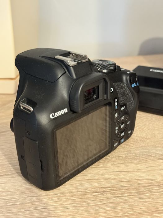 Canon eos 2000d + dwa obiektywy STAN BARDZO DOBRY