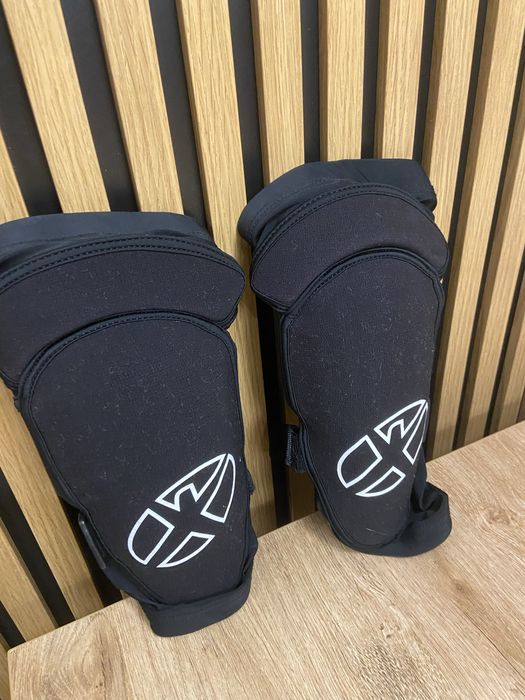 Ochraniacze kolan Xfactor X-factor flow rozmiar M downhill enduro dh