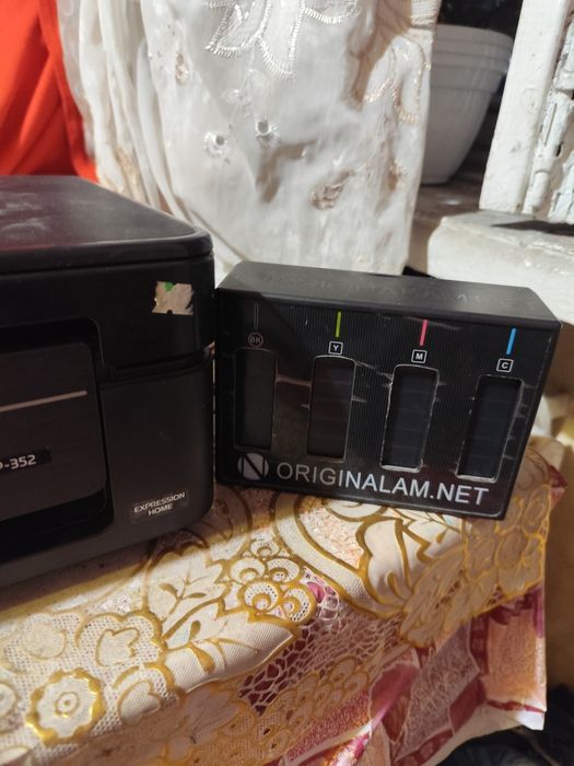 Продам принтер Epson XP-352 на запчастини або під ремонт