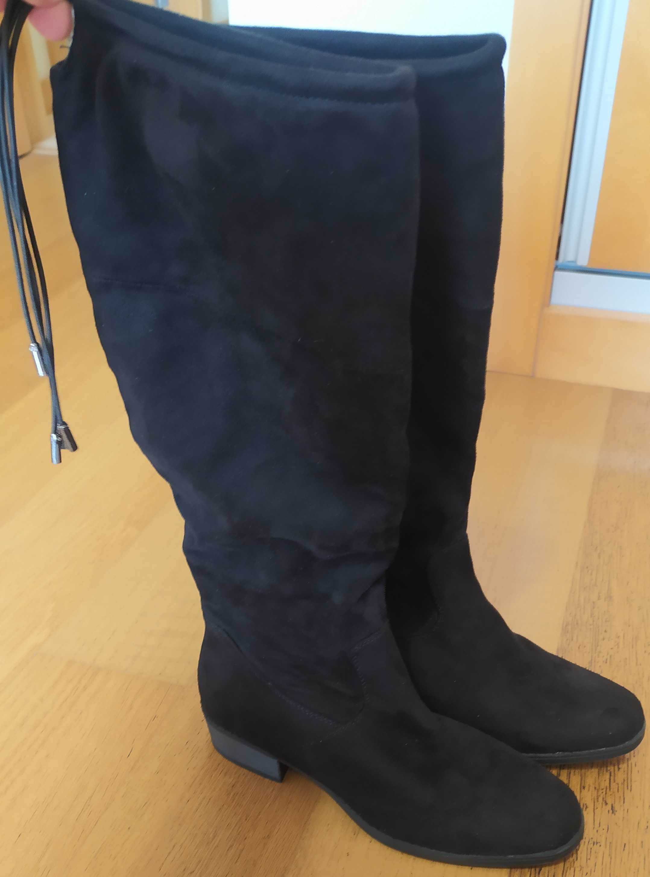 Botas de camurça preta com atacadores ajustáveis