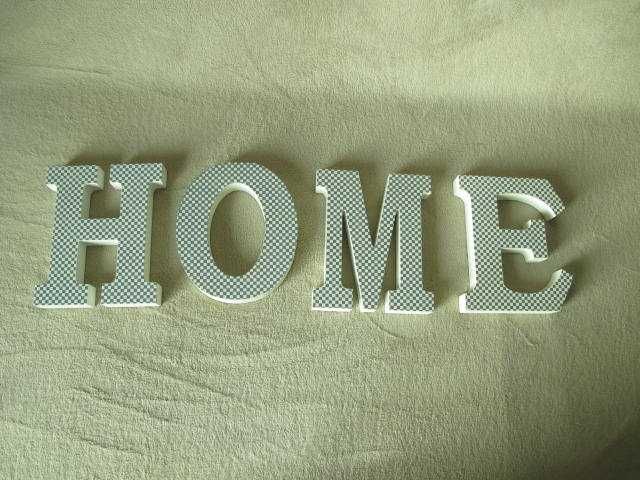 Napis HOME stojący