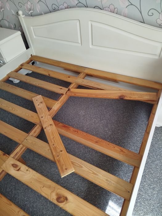 Łóżko podwójne białe z szafkami nocnymi