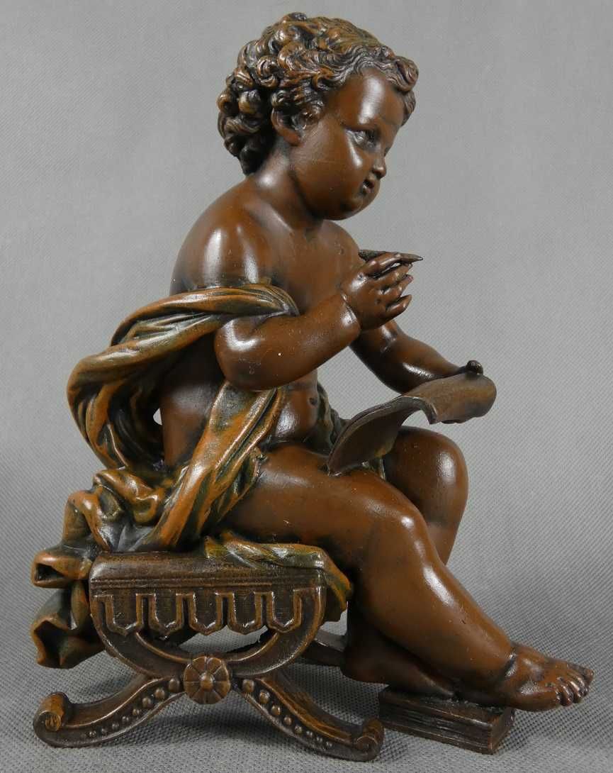 Figura rzeźba AMOR putto siedzący na krześle piszący książka