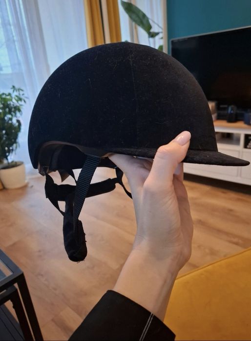 Czarny toczek jeździecki