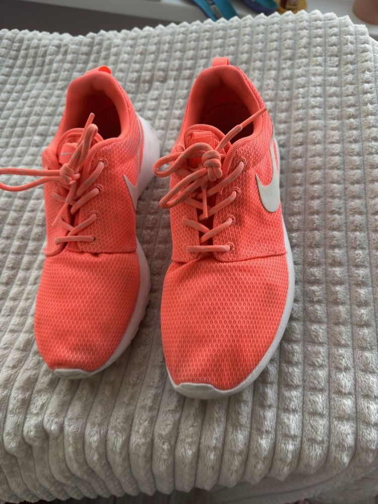 Nike roshe run pink